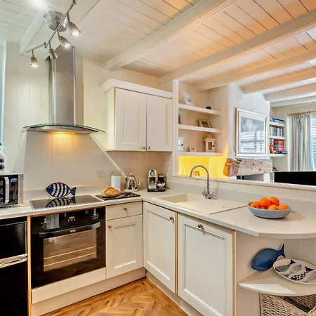 3 Bed In Robin Hoods Bay Oc-g0087 *