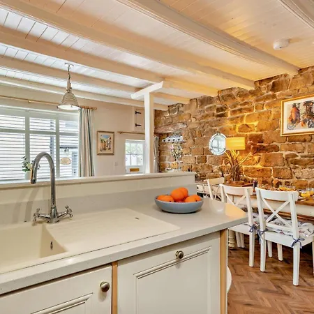 3 Bed In Robin Hoods Bay Oc-g0087 *