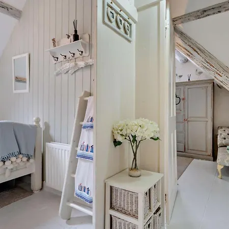 3 Bed In Robin Hoods Bay Oc-g0087